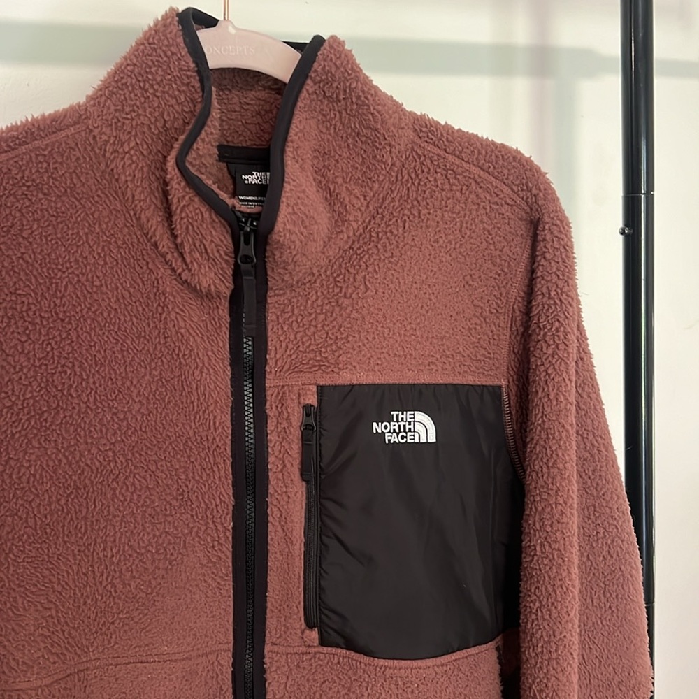 The North Face Mauve Brown Sherpa Fleece Utility Jacket with Black Chest Pocket - Picture 2 of 4